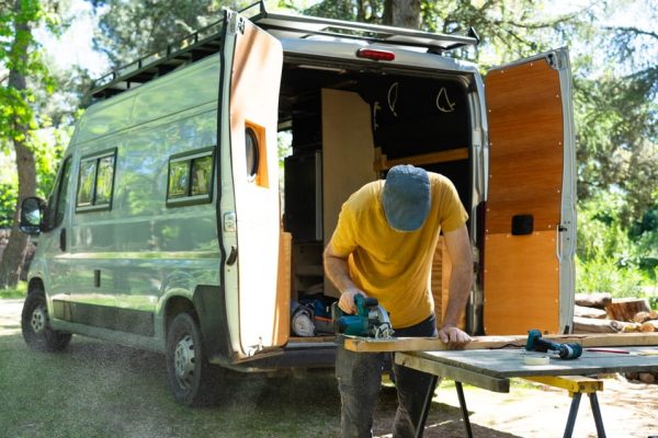 Aménagement de camionnette professionnelle : comment organiser son utilitaire selon son métier ?
